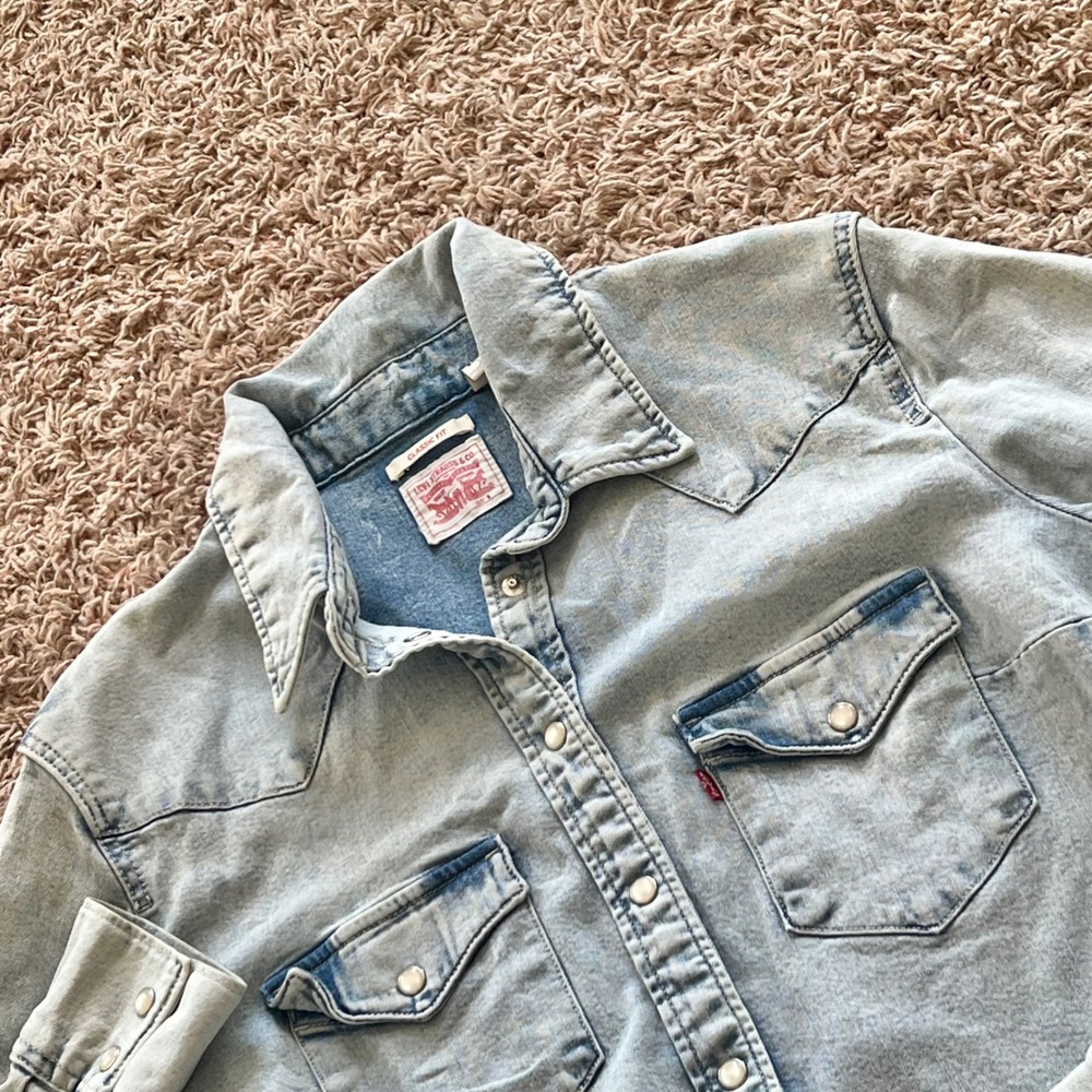 Levis Womens Classic Fit Light Wash Denim Western Pearl Snap Shirt Small